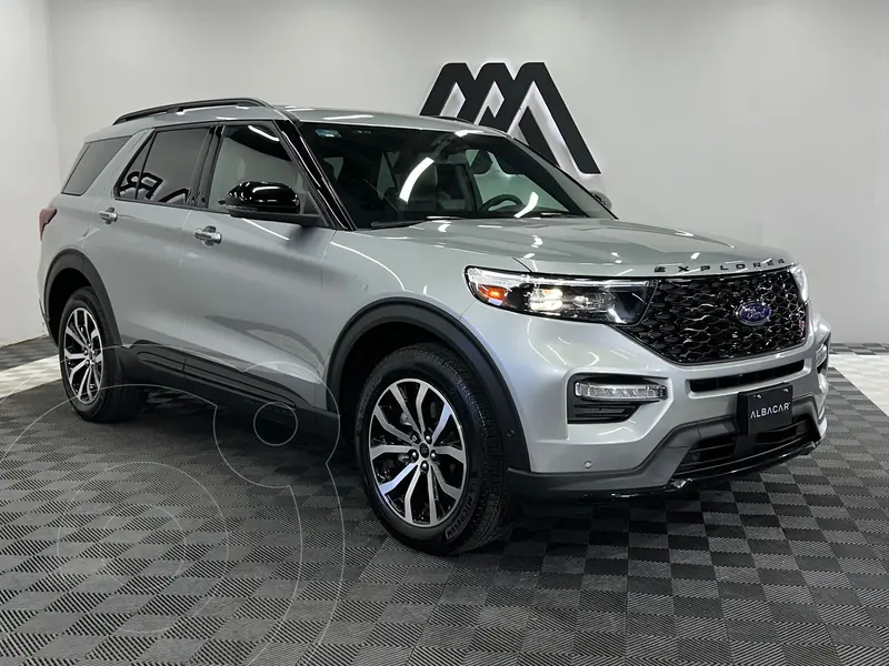 Foto Ford Explorer XLT usado (2024) color plateado precio $949,999
