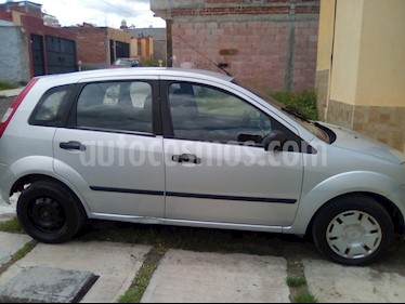 Foto Ford Fiesta Hatchback SE usado (2005) color Plata precio $50,000