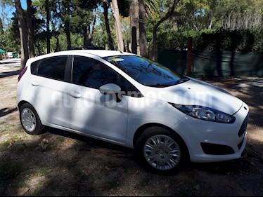 foto Ford Fiesta Kinetic Sedán SE Plus usado (2015) color Blanco Oxford precio $399.000