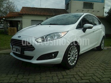 foto Ford Fiesta Kinetic Sedán Titanium usado (2014) color Blanco Oxford precio $390.000