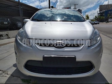 Ford Fiesta Kinetic Titanium usado (2013) color Gris Claro precio $510.000