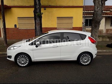 Ford Fiesta Kinetic SE usado (2015) color Blanco Oxford precio $750.000