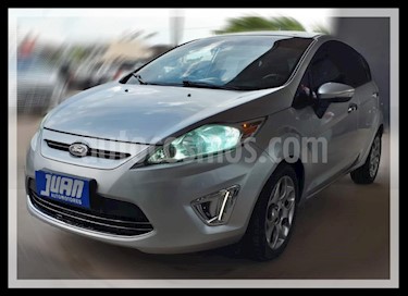 Ford Fiesta Kinetic Titanium usado (2012) color Gris Claro precio $493.000
