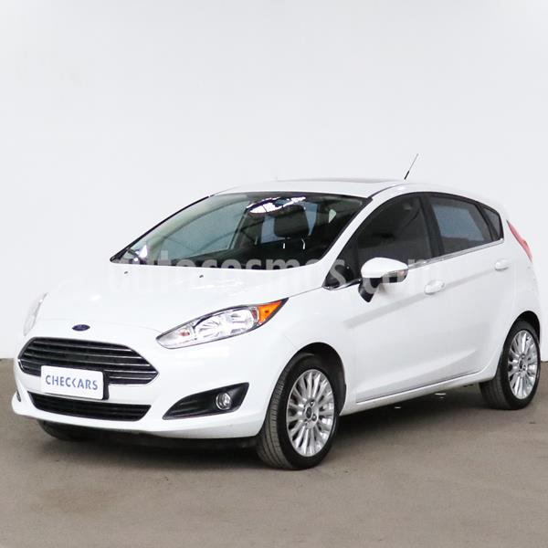 Ford Fiesta Kinetic Titanium Powershift usado (2017) color Blanco Oxford precio $1.104.000