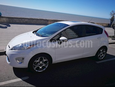 Ford Fiesta Kinetic Titanium usado (2012) color Blanco precio $550.000