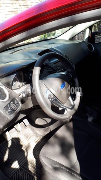 foto Ford Fiesta Kinetic SE usado (2016) color Rojo Rubí precio $800.000