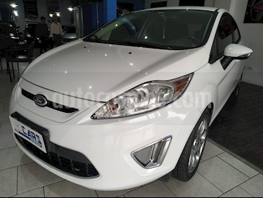Ford Fiesta Kinetic Titanium usado (2013) color Blanco precio $498.000
