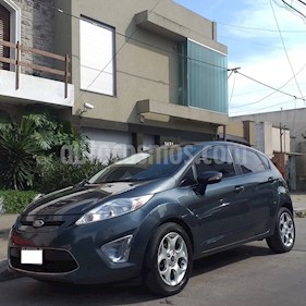 Ford Fiesta Kinetic Titanium usado (2011) color Azul Ibiza precio $400.000