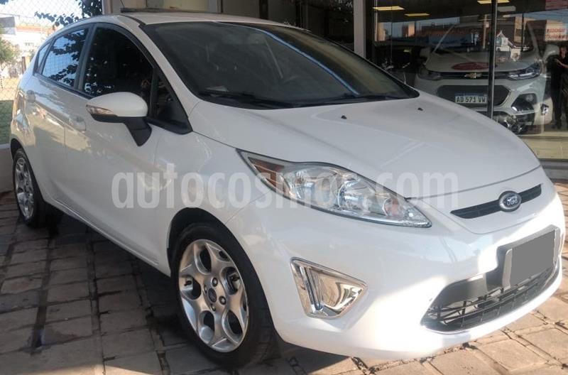 Ford Fiesta Kinetic Titanium usado (2013) color Blanco precio $715.000