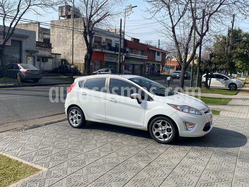 Ford Fiesta Kinetic Titanium usado (2013) color Blanco Oxford precio $699.000