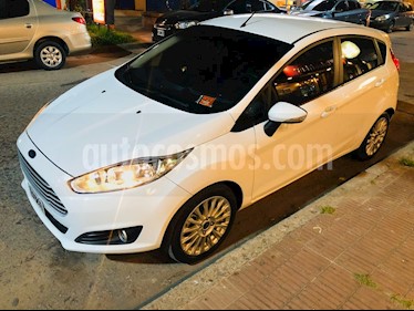 Ford Fiesta Kinetic SE usado (2015) color Blanco Oxford precio $490.000