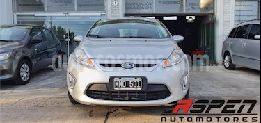 Ford Fiesta Kinetic Titanium usado (2013) color Gris Claro precio $480.000