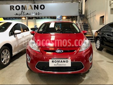 foto Ford Fiesta Kinetic Titanium usado (2011) color Rojo Volcánico precio $340.000