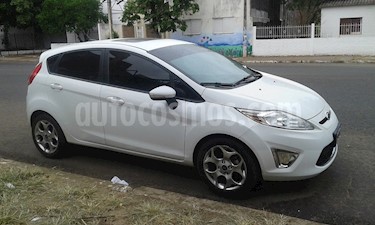 foto Ford Fiesta Kinetic Titanium usado (2013) color Blanco Oxford precio $445.000