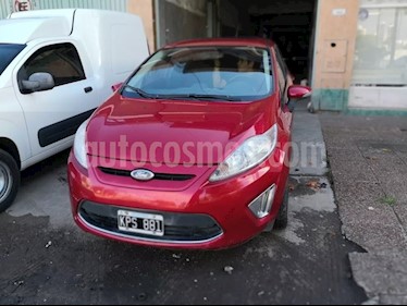 foto Ford Fiesta Kinetic Titanium usado (2011) color Magenta precio $265.000