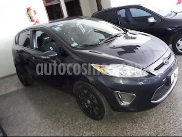 foto Ford Fiesta Kinetic Titanium usado (2013) color Gris Oscuro precio $223.000