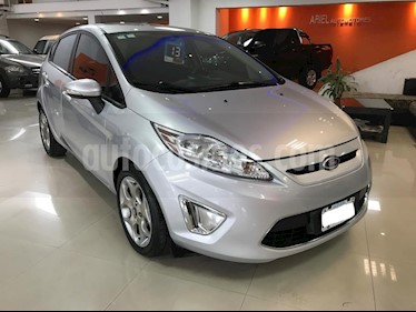 Ford Fiesta Kinetic Titanium usado (2013) color Gris Claro precio $435.000