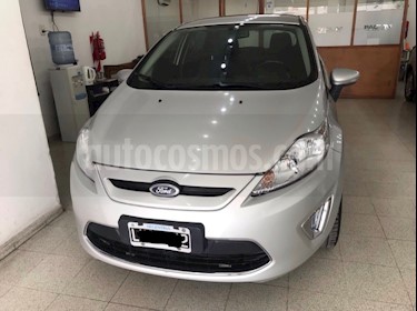 foto Ford Fiesta Kinetic Titanium usado (2012) color Gris Claro precio $400.000