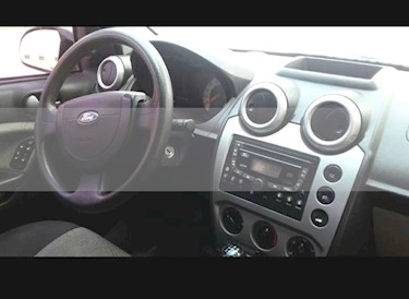 Foto Ford Fiesta Max Ambiente TDCi usado (2007) color Perla Ocre precio $140.000