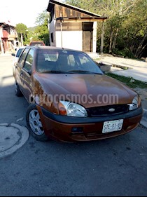 foto Ford Fiesta Sedán First usado (2001) color Naranja Metálico precio $22,000