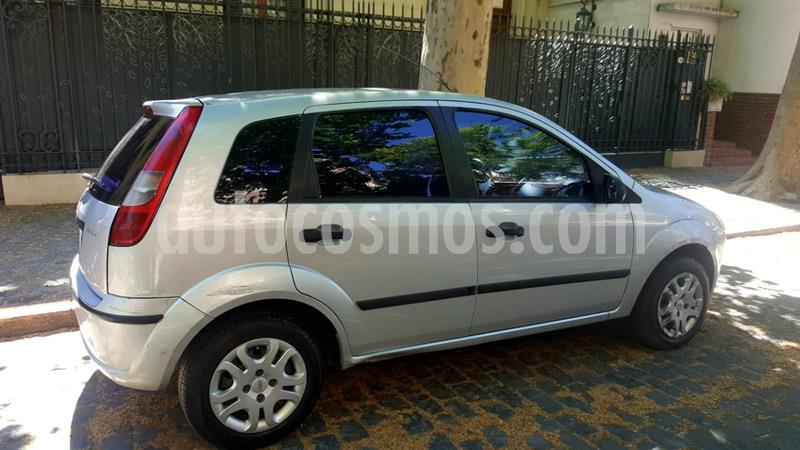 foto Ford Fiesta 5P Ambiente Plus usado (2003) color Gris precio $330.000