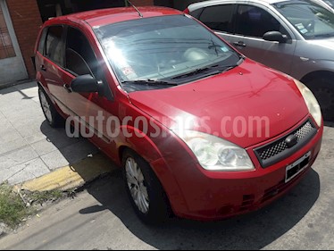 foto Ford Fiesta 5P Ambiente Plus usado (2010) color Rojo precio $220.000