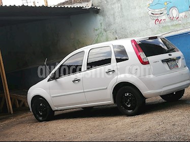 Ford Fiesta sedan usado (2010) color Blanco precio u$s2.500