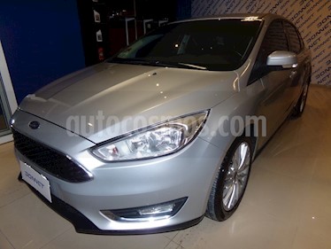 foto Ford Focus Sedán 2.0L SE Plus usado (2015) color Plata Metalizado precio $490.000