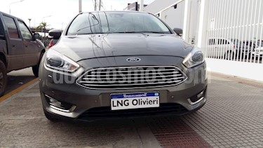 foto Ford Focus 5P 2.0L Titanium usado (2017) color Gris precio $745.000
