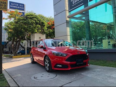 foto Ford Focus SE Aut usado (2017) color Rojo precio $385,000