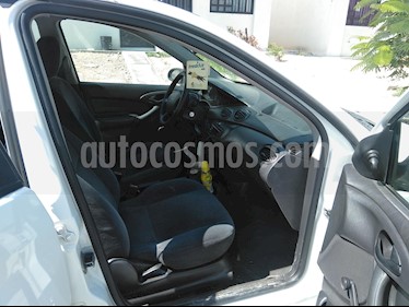 Foto Ford Focus Ambiente usado (2001) color Blanco precio $35,000