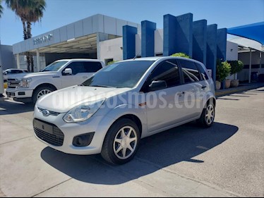 Ford Ikon 5P AMBIENTE L4 1.6 MAN A/A usado (2015) color Plata precio $90,000