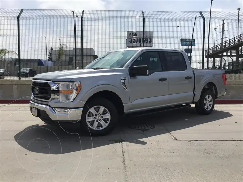 Foto Ford Lobo XLT Crew Cab 4x2 V8 usado (2021) color Plateado precio $680,000