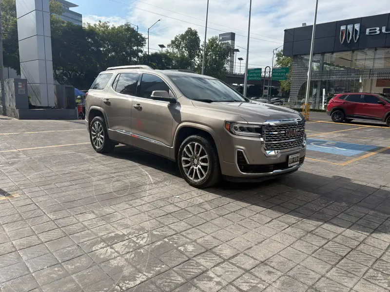 Foto GMC Acadia Denali usado (2023) color Dorado financiado en mensualidades(enganche $260,010 mensualidades desde $17,324)