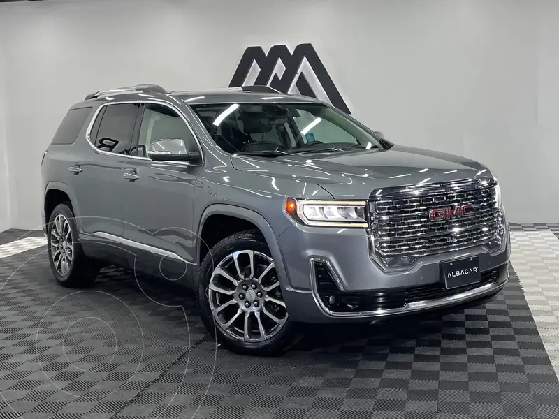 Foto GMC Acadia Denali usado (2021) color plateado precio $622,999