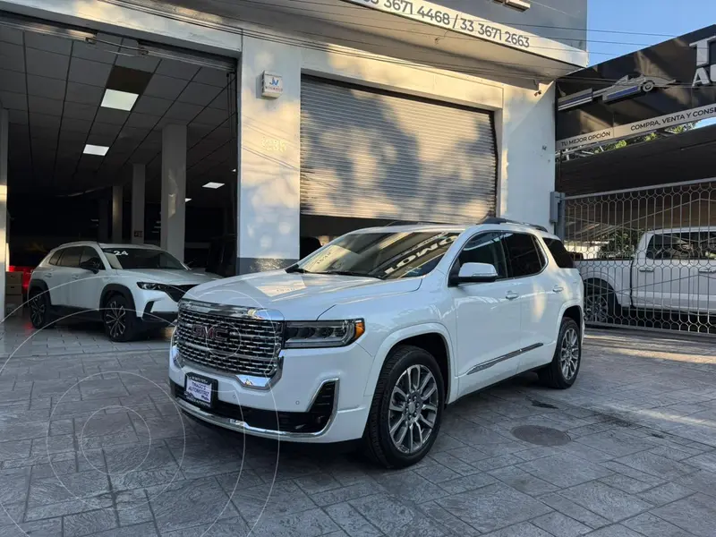 Foto GMC Acadia Denali usado (2023) color Blanco financiado en mensualidades(enganche $150,000 mensualidades desde $21,366)