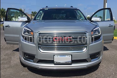 GMC Acadia Denali usado (2014) color Plata precio $300,000