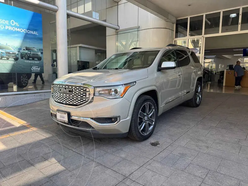 Foto GMC Acadia Denali usado (2017) color Dorado financiado en mensualidades(enganche $100,916 mensualidades desde $10,739)