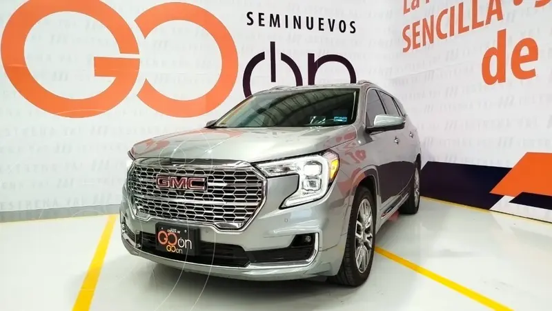 Foto GMC Terrain Denali usado (2024) color plateado financiado en mensualidades(enganche $176,852 mensualidades desde $13,524)