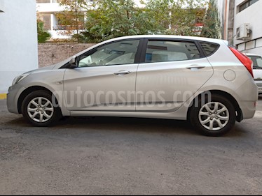 Hyundai Accent 1.4 GL usado (2015) color Plata precio $5.490.000