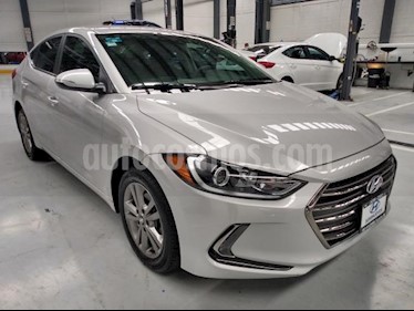 foto Hyundai Elantra 4P GLS PREMIUM 2.0L TA A/AC. F. LED RA-16 usado (2017) color Plata precio $215,000