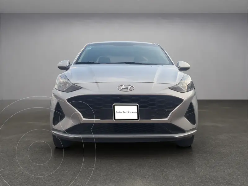 Foto Hyundai Grand i10 Sedan GL MID Aut usado (2023) color plateado financiado en mensualidades(enganche $88,643 mensualidades desde $4,230)