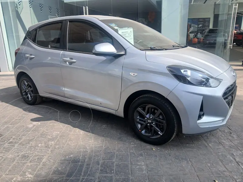 Foto Hyundai Grand i10 Sedan GL MID usado (2023) color plateado financiado en mensualidades(enganche $88,616 mensualidades desde $3,728)