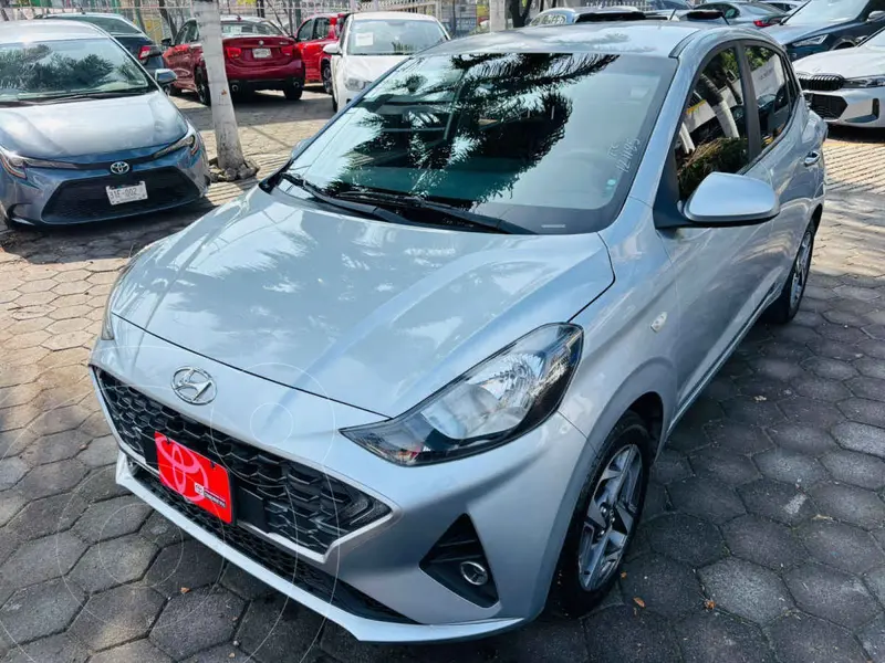Foto Hyundai Grand i10 GLS Aut usado (2023) color Plata financiado en mensualidades(enganche $66,381 mensualidades desde $5,896)