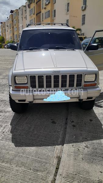 Jeep Cherokee Classic Auto. 4x4 usado (2002) color Plata precio u$s4.500