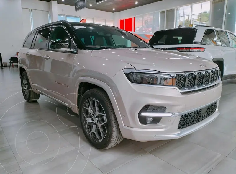 Foto Jeep Commander Overland usado (2025) color Dorado financiado en mensualidades(enganche $295,902 mensualidades desde $12,712)