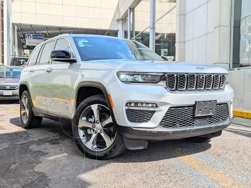 Foto Jeep Grand Cherokee Limited 4x2 usado (2023) color plateado precio $889,000
