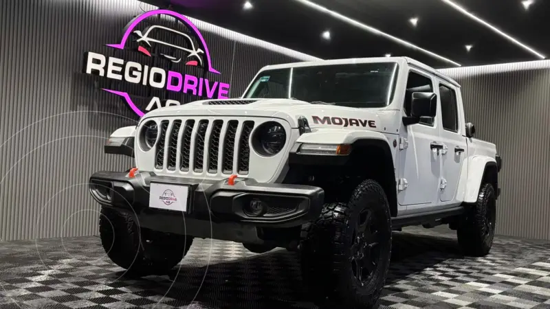 Foto Jeep JT Mojave usado (2023) color Blanco financiado en mensualidades(enganche $359,970 mensualidades desde $23,567)