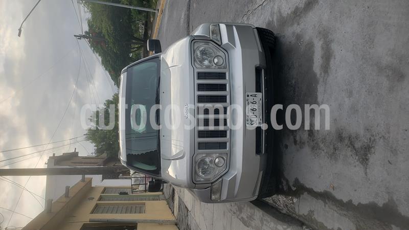 Jeep Liberty Sport 4x2 usado (2010) color Plata precio $125,000