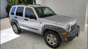 Jeep Liberty Sport 4x2 usado (2005) color Plata precio $75,000